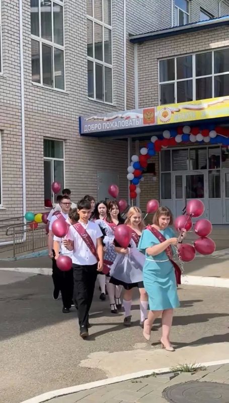 Сегодня по всей стране звучат Последние звонки Сегодня по всей стране звучат Последние звонки