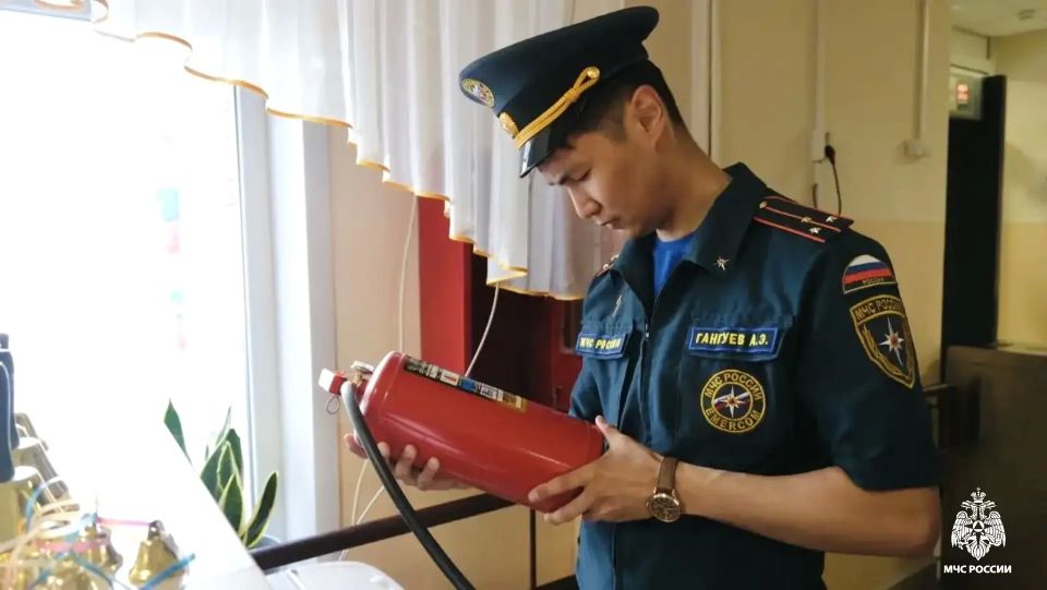 Безопасный «Последний звонок»: сотрудники МЧС России обеспечивают пожарную безопасность на торжественных линейках Безопасный «Последний звонок»: сотрудники МЧС России обеспечивают пожарную безопасность на торжественных линейках