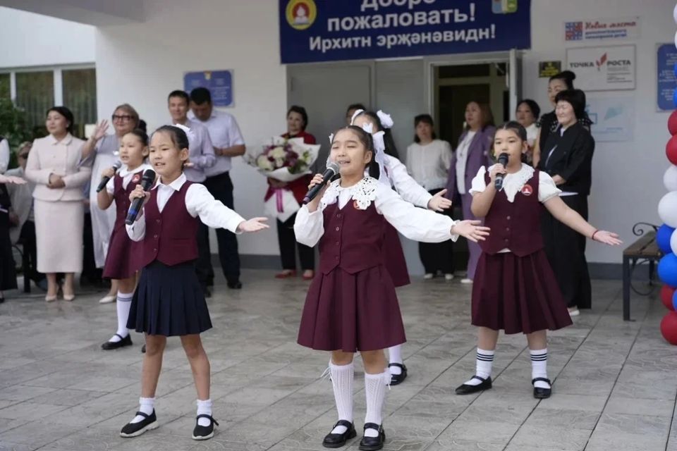 Председатель Правительства РК Гиляна Босхомджиева поздравила элистинских школьников с праздником последнего звонка Председатель Правительства РК Гиляна Босхомджиева поздравила элистинских школьников с праздником последнего звонка