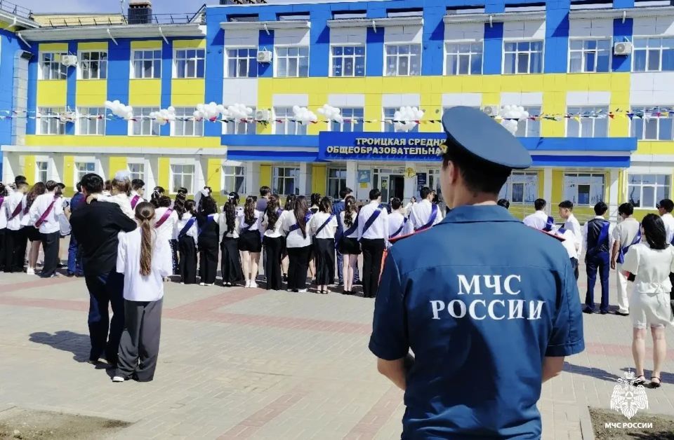 Безопасный «Последний звонок»: сотрудники МЧС России обеспечивают пожарную безопасность на торжественных линейках Безопасный «Последний звонок»: сотрудники МЧС России обеспечивают пожарную безопасность на торжественных линейках