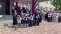 Главной звездой линейки в школе №4 неожиданно стал младшеклассник, который так эмоционально и с таким выражением прочитал стихотворение, что его услышали, кажется, все вокруг!