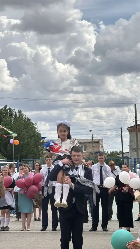 Сегодня по всей стране звучат Последние звонки Сегодня по всей стране звучат Последние звонки