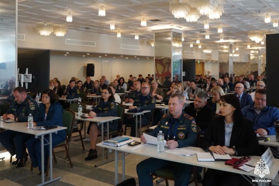 Наша коллега менеджер по персоналу группы охраны труда Главного управления регионального МЧС Яна Молчанова принимает участие в Учебно-методическом сборе по вопросам охраны труда с ответственными должностными лицами... Наша коллега менеджер по персоналу группы охраны труда Главного управления регионального МЧС Яна Молчанова принимает участие в Учебно-методическом сборе по вопросам охраны труда с ответственными должностными лицами...
