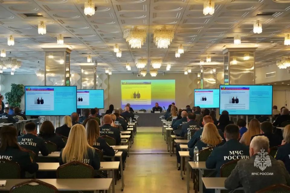 Наша коллега менеджер по персоналу группы охраны труда Главного управления регионального МЧС Яна Молчанова принимает участие в Учебно-методическом сборе по вопросам охраны труда с ответственными должностными лицами... Наша коллега менеджер по персоналу группы охраны труда Главного управления регионального МЧС Яна Молчанова принимает участие в Учебно-методическом сборе по вопросам охраны труда с ответственными должностными лицами...