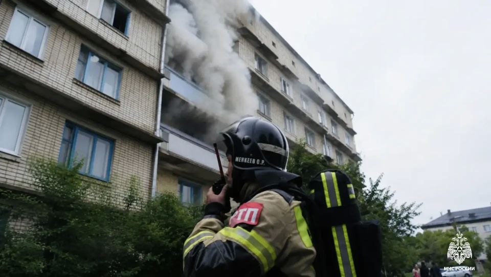 Элистинские огнеборцы провели пожарно-тактические учения на территории общежития Элистинского педагогического колледжа
