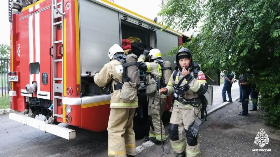 Элистинские огнеборцы провели пожарно-тактические учения на территории общежития Элистинского педагогического колледжа Элистинские огнеборцы провели пожарно-тактические учения на территории общежития Элистинского педагогического колледжа