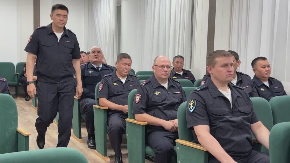 Сегодня министр внутренних дел по Республике Калмыкии генерал-майор полиции Дмитрий Григорьев провел плановое рабочее совещание с руководителями и личным составом подразделений аппарата и территориальных отделов МВД России...
