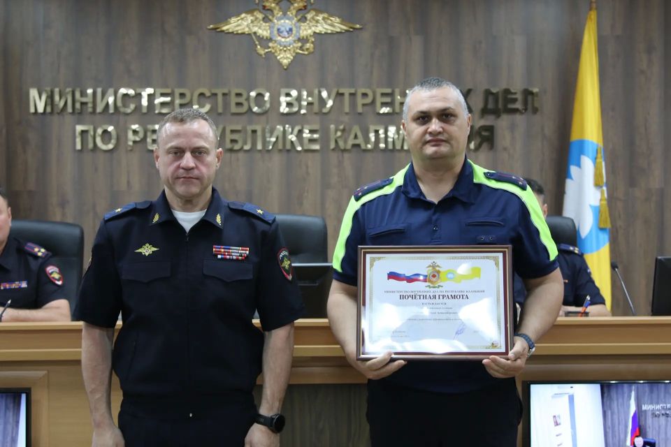 Сегодня министр внутренних дел по Республике Калмыкии генерал-майор полиции Дмитрий Григорьев провел плановое рабочее совещание с руководителями и личным составом подразделений аппарата и территориальных отделов МВД России... Сегодня министр внутренних дел по Республике Калмыкии генерал-майор полиции Дмитрий Григорьев провел плановое рабочее совещание с руководителями и личным составом подразделений аппарата и территориальных отделов МВД России...