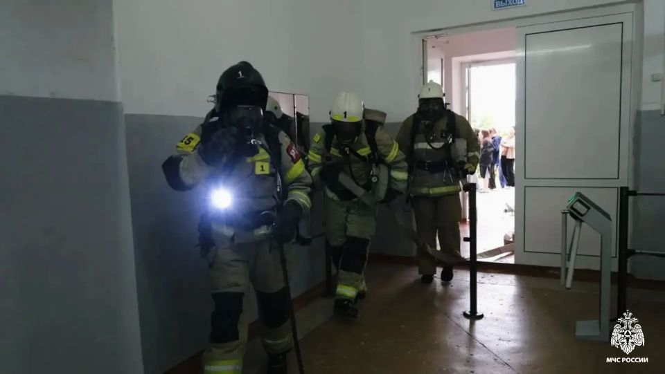 Элистинские огнеборцы провели пожарно-тактические учения на территории общежития Элистинского педагогического колледжа Элистинские огнеборцы провели пожарно-тактические учения на территории общежития Элистинского педагогического колледжа