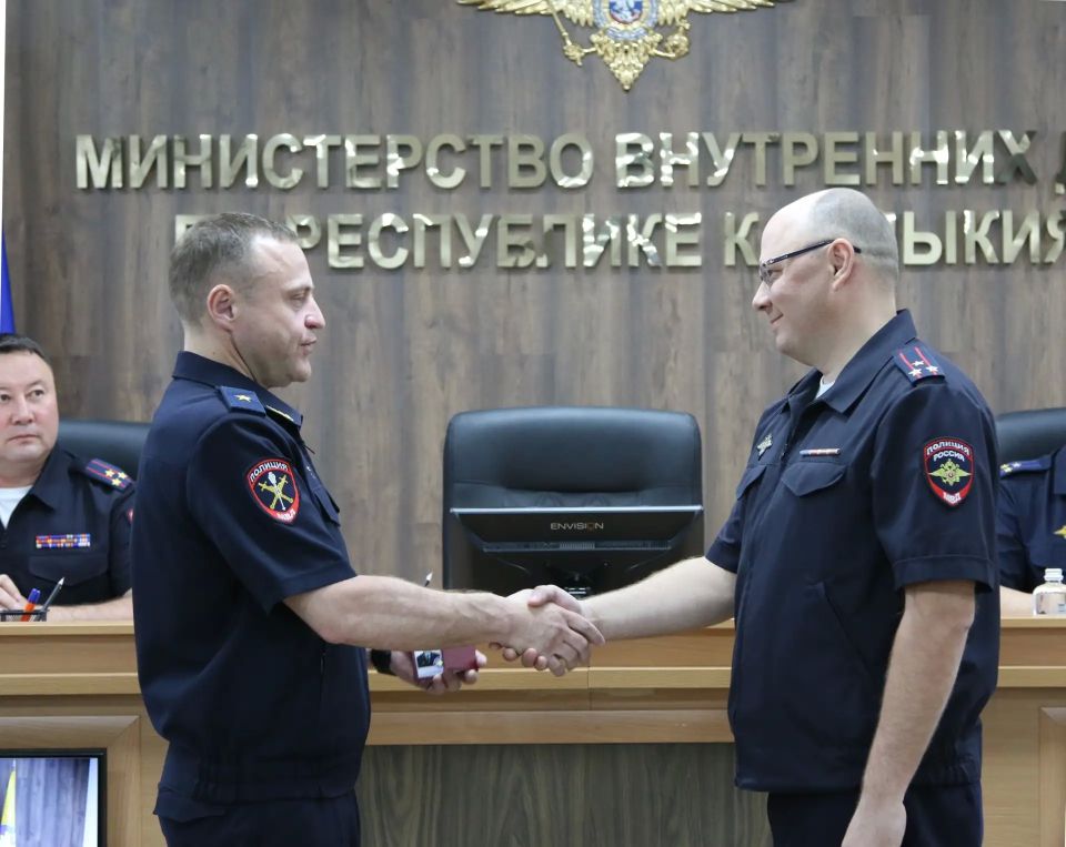 Сегодня министр внутренних дел по Республике Калмыкии генерал-майор полиции Дмитрий Григорьев провел плановое рабочее совещание с руководителями и личным составом подразделений аппарата и территориальных отделов МВД России... Сегодня министр внутренних дел по Республике Калмыкии генерал-майор полиции Дмитрий Григорьев провел плановое рабочее совещание с руководителями и личным составом подразделений аппарата и территориальных отделов МВД России...