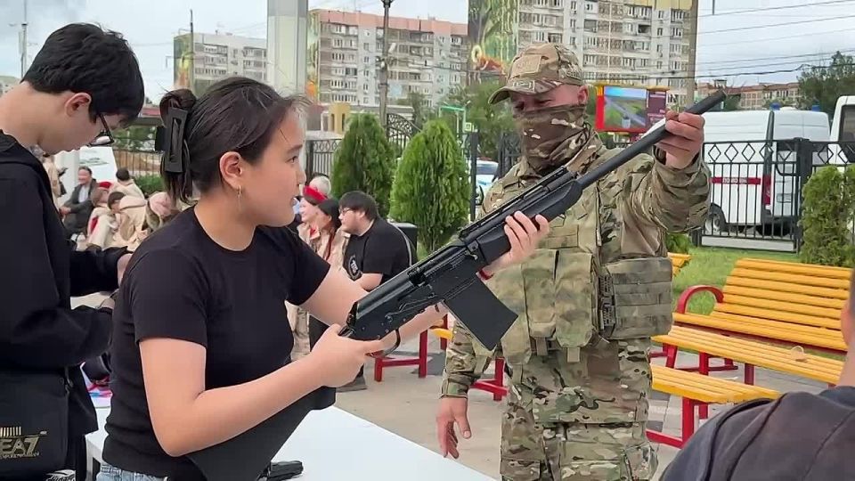 Больше, чем просто экспонаты: живая история у сцены Парка Победы