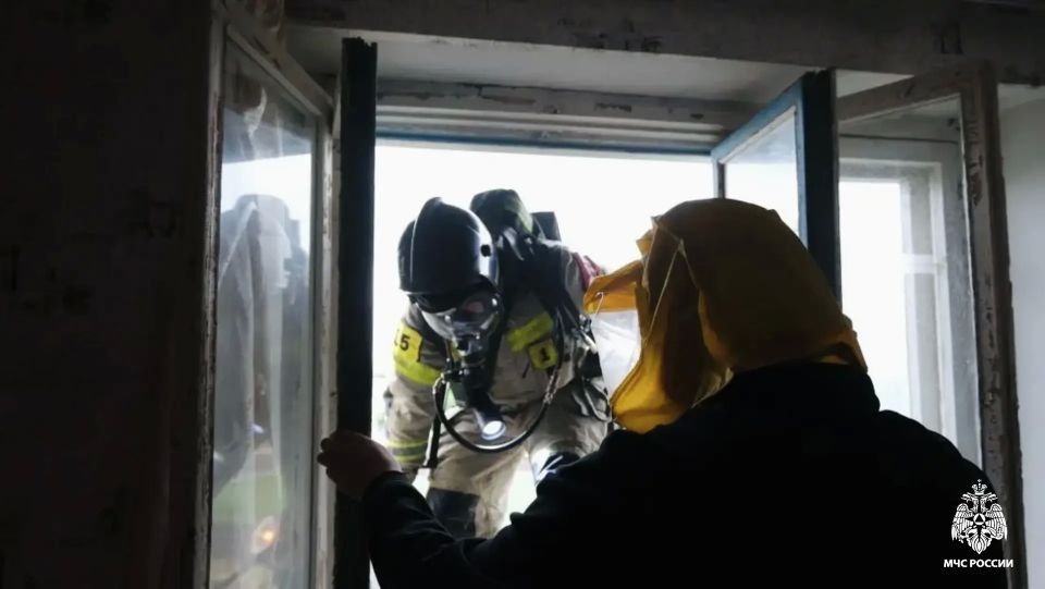 Элистинские огнеборцы провели пожарно-тактические учения на территории общежития Элистинского педагогического колледжа Элистинские огнеборцы провели пожарно-тактические учения на территории общежития Элистинского педагогического колледжа