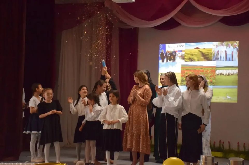 29 мая в поселке Прикумский прошли торжества, посвященные 75-летию Черноземельского района 29 мая в поселке Прикумский прошли торжества, посвященные 75-летию Черноземельского района