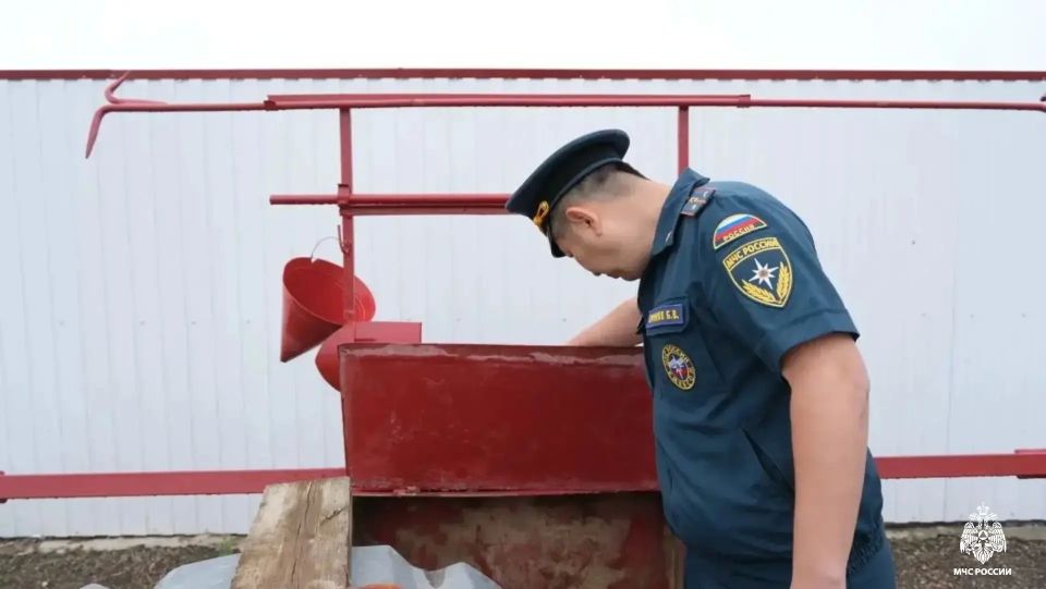 Сотрудники МЧС России проверили уровень пожарной безопасности автозаправочной станции в селе Троицкое