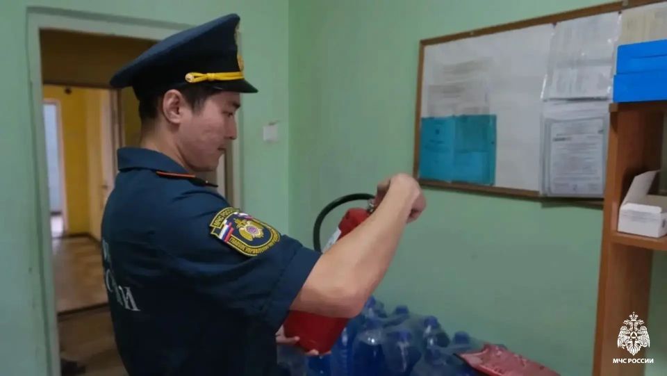 Сотрудники МЧС России проверили уровень пожарной безопасности автозаправочной станции в селе Троицкое Сотрудники МЧС России проверили уровень пожарной безопасности автозаправочной станции в селе Троицкое