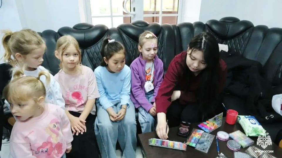 Детство под защитой: в МЧС Калмыкии подарили детям настоящий праздник Детство под защитой: в МЧС Калмыкии подарили детям настоящий праздник