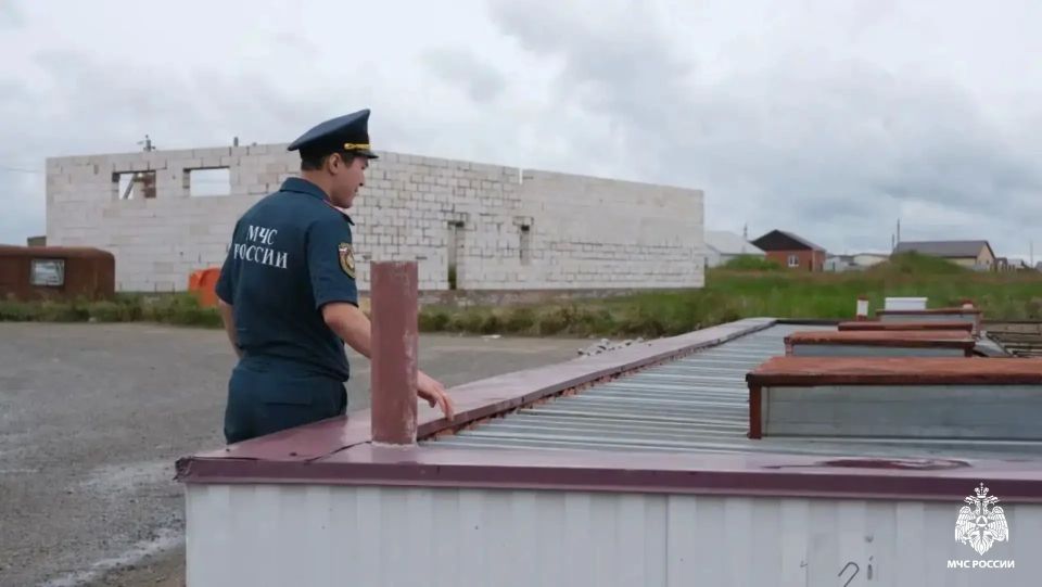 Сотрудники МЧС России проверили уровень пожарной безопасности автозаправочной станции в селе Троицкое Сотрудники МЧС России проверили уровень пожарной безопасности автозаправочной станции в селе Троицкое