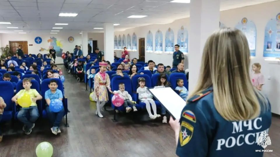 Детство под защитой: в МЧС Калмыкии подарили детям настоящий праздник