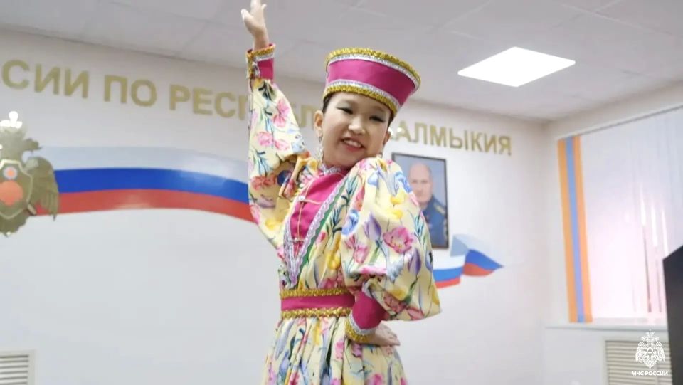 Детство под защитой: в МЧС Калмыкии подарили детям настоящий праздник Детство под защитой: в МЧС Калмыкии подарили детям настоящий праздник