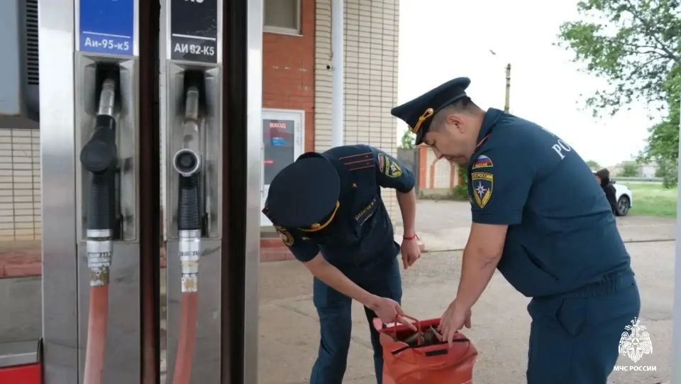 Сотрудники МЧС России проверили уровень пожарной безопасности автозаправочной станции в селе Троицкое Сотрудники МЧС России проверили уровень пожарной безопасности автозаправочной станции в селе Троицкое