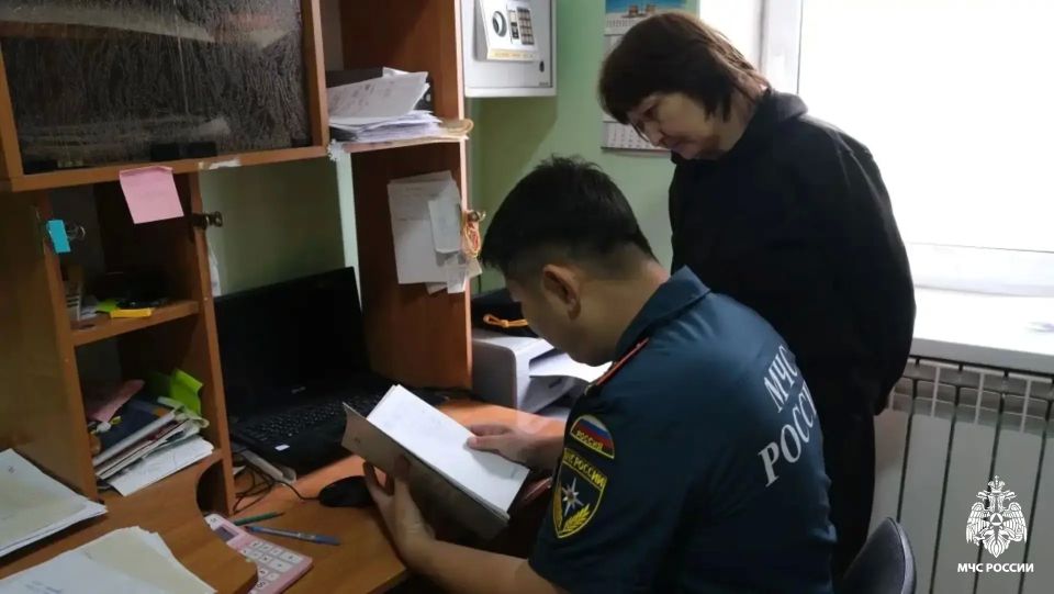 Сотрудники МЧС России проверили уровень пожарной безопасности автозаправочной станции в селе Троицкое Сотрудники МЧС России проверили уровень пожарной безопасности автозаправочной станции в селе Троицкое