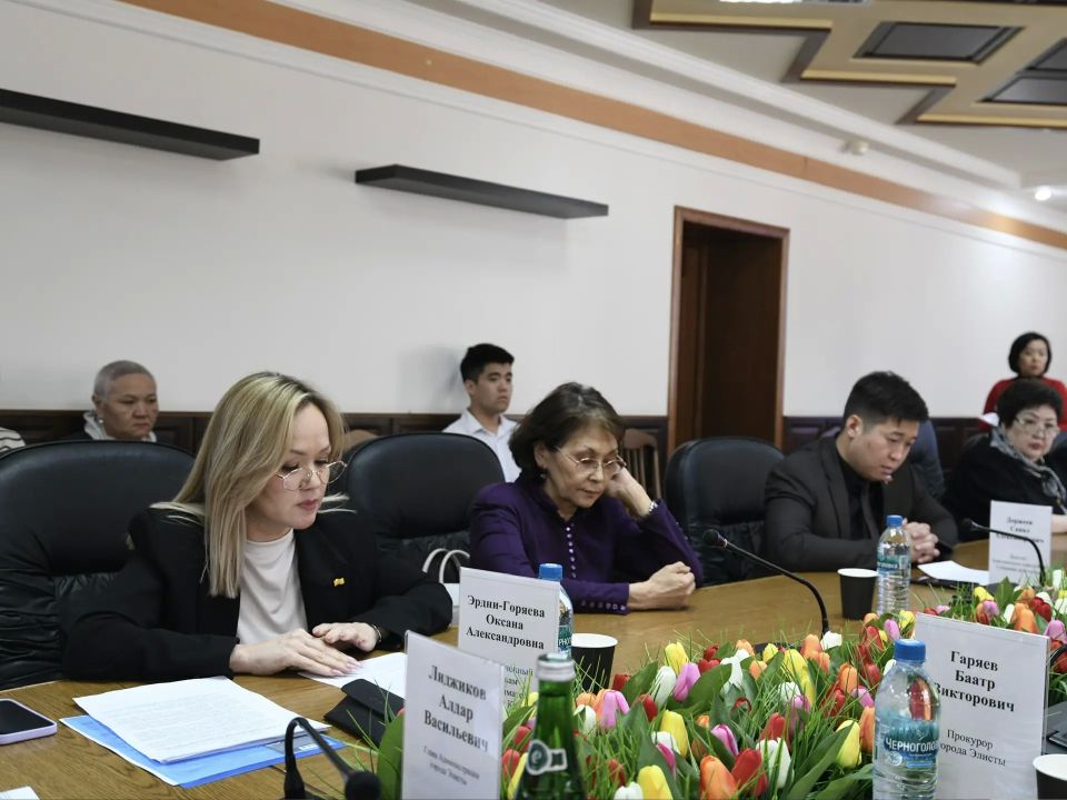 Принял участие в совещании с Прокурором города Элисты Баатром Гаряевым и Уполномоченным по правам предпринимателей в Республике Калмыкия Оксаной Эрдни-Горяевой Принял участие в совещании с Прокурором города Элисты Баатром Гаряевым и Уполномоченным по правам предпринимателей в Республике Калмыкия Оксаной Эрдни-Горяевой