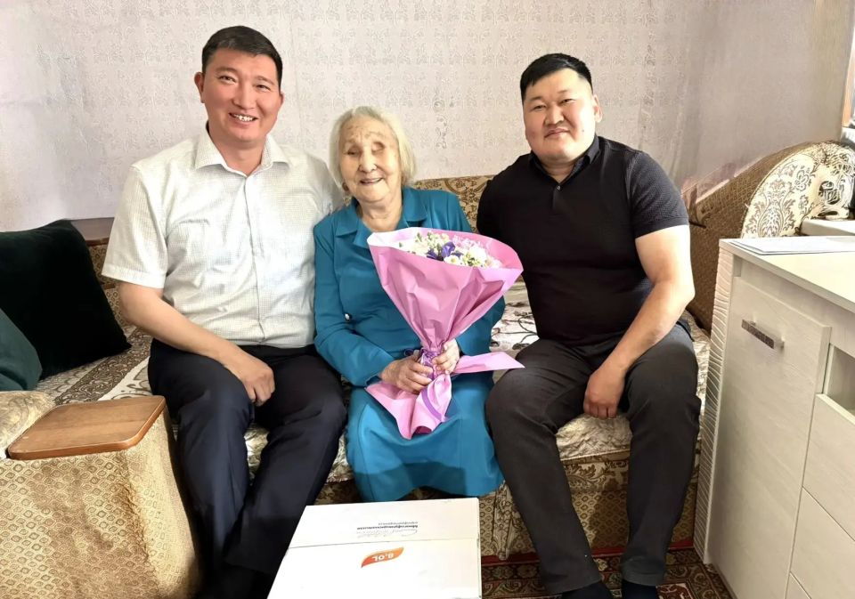 Сегодня мы поздравляем с 95-летним юбилеем ветерана труда, труженицу тыла Бибееву Энгу Лиджи-Горяевну Сегодня мы поздравляем с 95-летним юбилеем ветерана труда, труженицу тыла Бибееву Энгу Лиджи-Горяевну