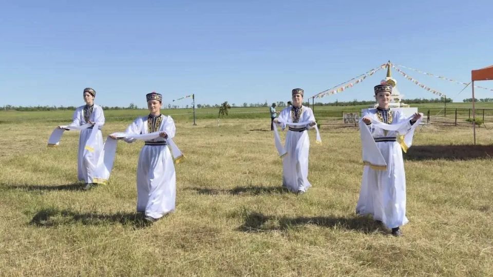 Ламу Городовиковского хурула Кесанга Ямпхе удостоили районным Почетным званием Ламу Городовиковского хурула Кесанга Ямпхе удостоили районным Почетным званием