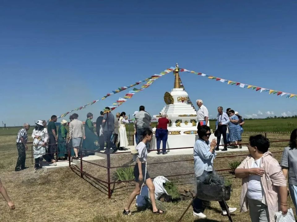 Ламу Городовиковского хурула Кесанга Ямпхе удостоили районным Почетным званием Ламу Городовиковского хурула Кесанга Ямпхе удостоили районным Почетным званием