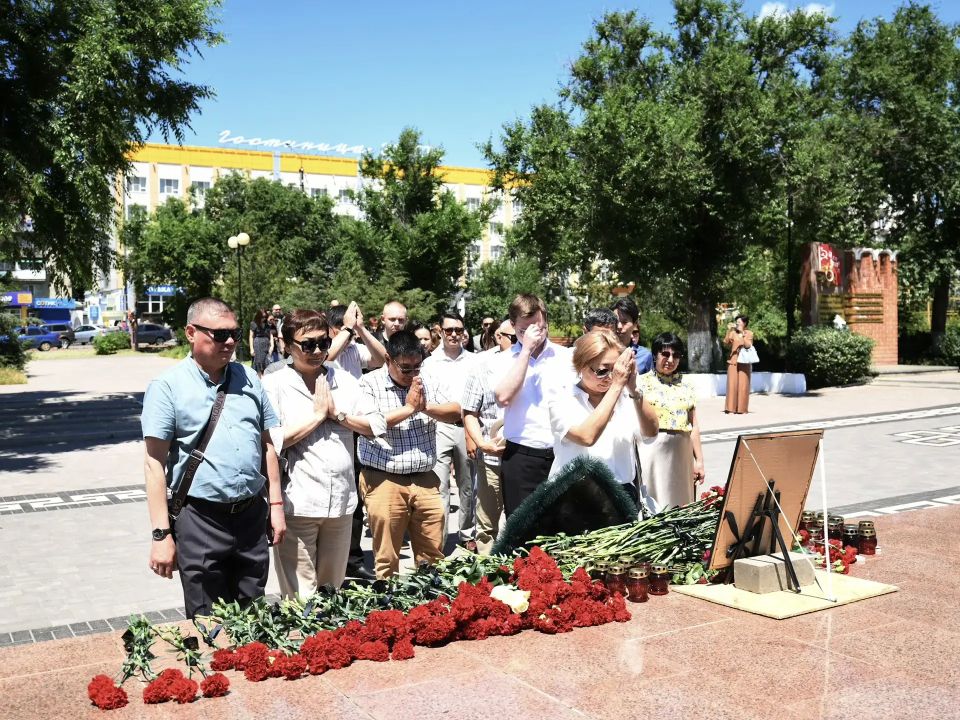 Жители Элисты продолжают нести цветы к стихийному мемориалу, посвященному нашему земляку, Герою России Нарану Алексеевичу Очир-Горяеву Жители Элисты продолжают нести цветы к стихийному мемориалу, посвященному нашему земляку, Герою России Нарану Алексеевичу Очир-Горяеву