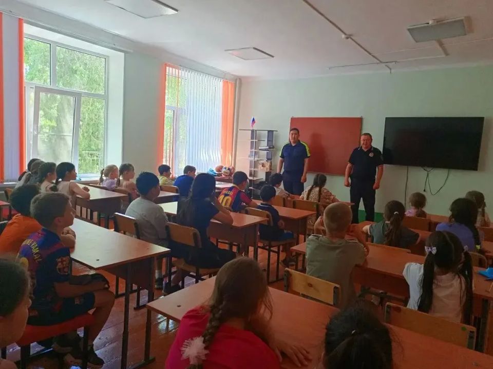 Сотрудники МО МВД России «Городовиковский» и члены общественного совета при отделе полиции провели совместную акцию «Каникулы с общественным советом» Сотрудники МО МВД России «Городовиковский» и члены общественного совета при отделе полиции провели совместную акцию «Каникулы с общественным советом»