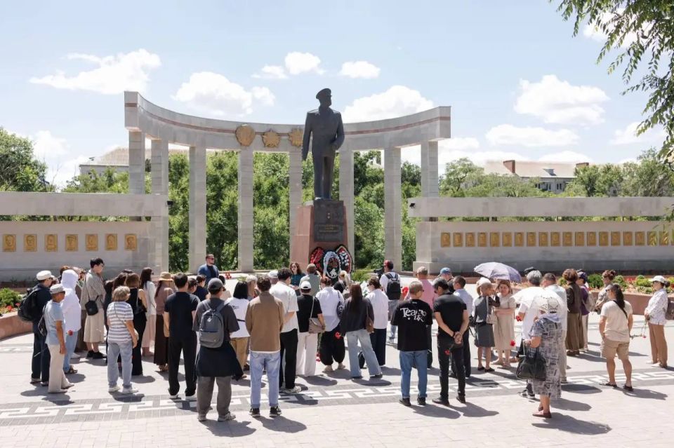 К стихийному мемориалу памяти Героя России Нарана Очир-Горяева продолжают приходить жители республики и представители общественности К стихийному мемориалу памяти Героя России Нарана Очир-Горяева продолжают приходить жители республики и представители общественности