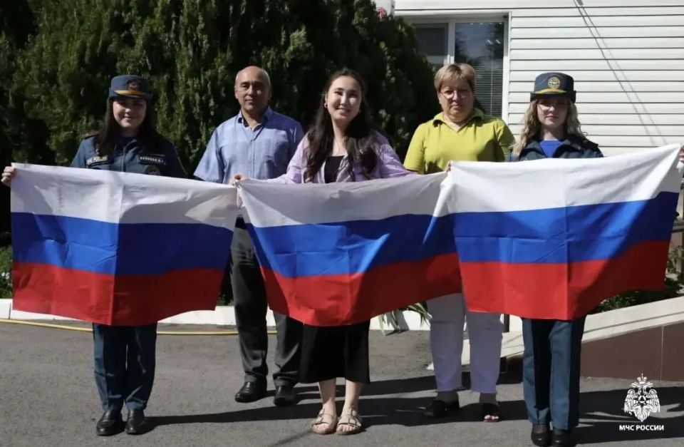 Сотрудники Главного управления присоединились к Всероссийской акции «Цветы России» Сотрудники Главного управления присоединились к Всероссийской акции «Цветы России»