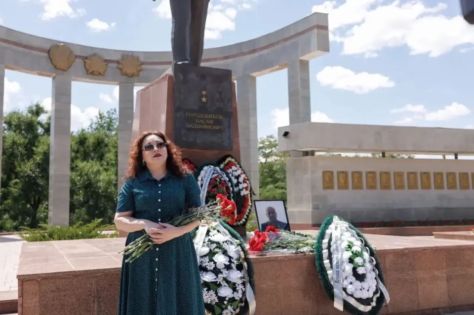Калмыкия скорбит.. Жители продолжают выражать свою скорбь и почтение к памяти Героя России Нарана Очир-Горяева, погибшего при исполнении воинского долга на передовой Калмыкия скорбит.. Жители продолжают выражать свою скорбь и почтение к памяти Героя России Нарана Очир-Горяева, погибшего при исполнении воинского долга на передовой