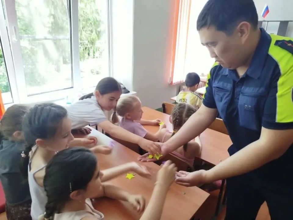 Сотрудники МО МВД России «Городовиковский» и члены общественного совета при отделе полиции провели совместную акцию «Каникулы с общественным советом» Сотрудники МО МВД России «Городовиковский» и члены общественного совета при отделе полиции провели совместную акцию «Каникулы с общественным советом»