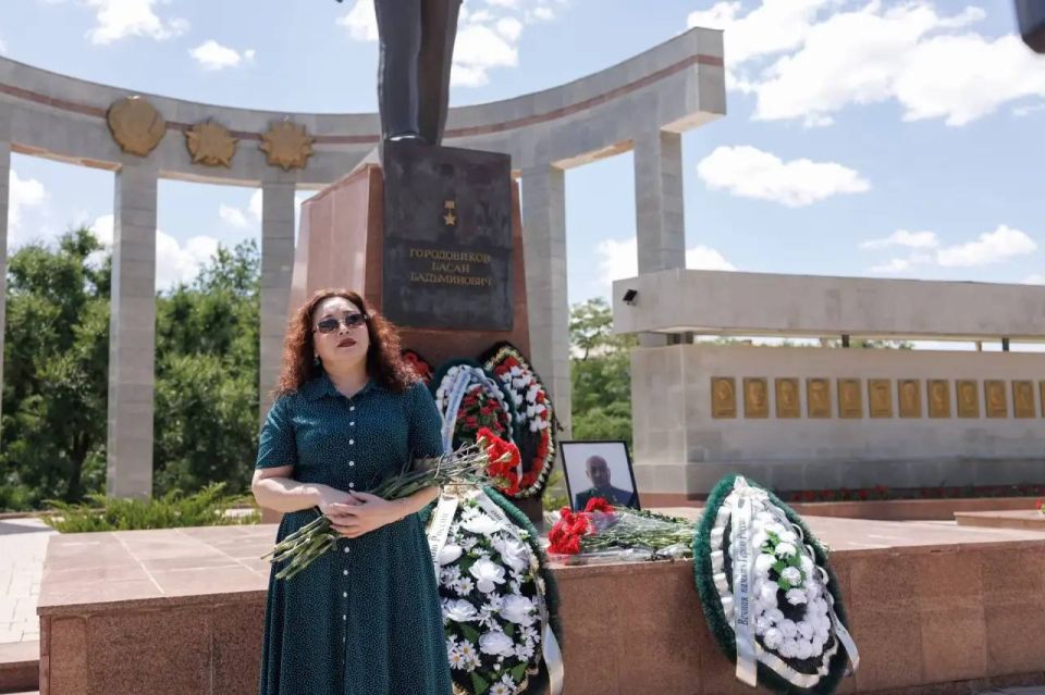 К стихийному мемориалу памяти Героя России Нарана Очир-Горяева продолжают приходить жители республики и представители общественности К стихийному мемориалу памяти Героя России Нарана Очир-Горяева продолжают приходить жители республики и представители общественности
