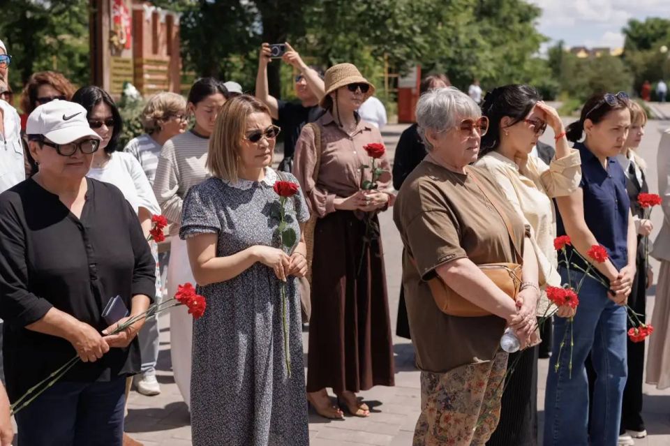 К стихийному мемориалу памяти Героя России Нарана Очир-Горяева продолжают приходить жители республики и представители общественности К стихийному мемориалу памяти Героя России Нарана Очир-Горяева продолжают приходить жители республики и представители общественности