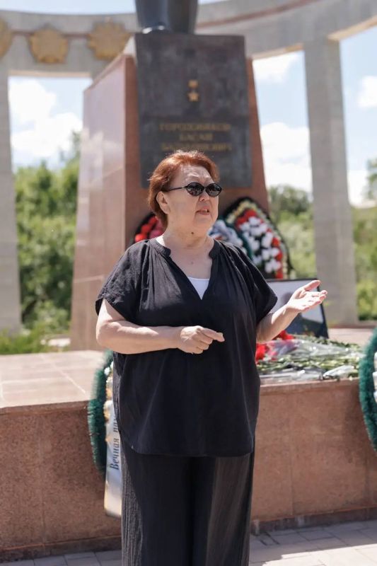 К стихийному мемориалу памяти Героя России Нарана Очир-Горяева продолжают приходить жители республики и представители общественности К стихийному мемориалу памяти Героя России Нарана Очир-Горяева продолжают приходить жители республики и представители общественности