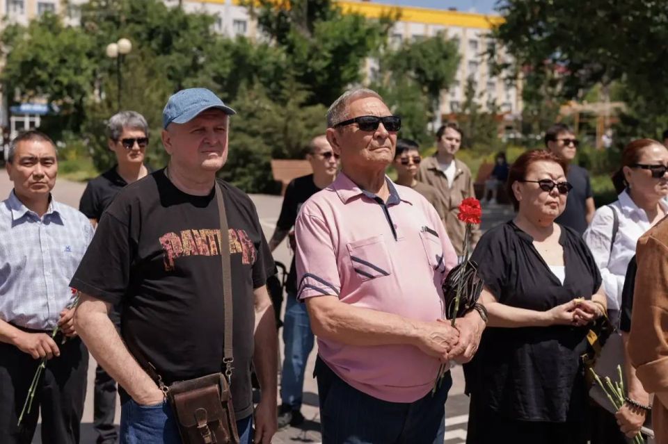 К стихийному мемориалу памяти Героя России Нарана Очир-Горяева продолжают приходить жители республики и представители общественности К стихийному мемориалу памяти Героя России Нарана Очир-Горяева продолжают приходить жители республики и представители общественности