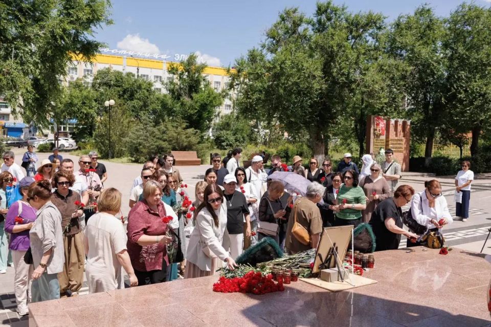 К стихийному мемориалу памяти Героя России Нарана Очир-Горяева продолжают приходить жители республики и представители общественности К стихийному мемориалу памяти Героя России Нарана Очир-Горяева продолжают приходить жители республики и представители общественности