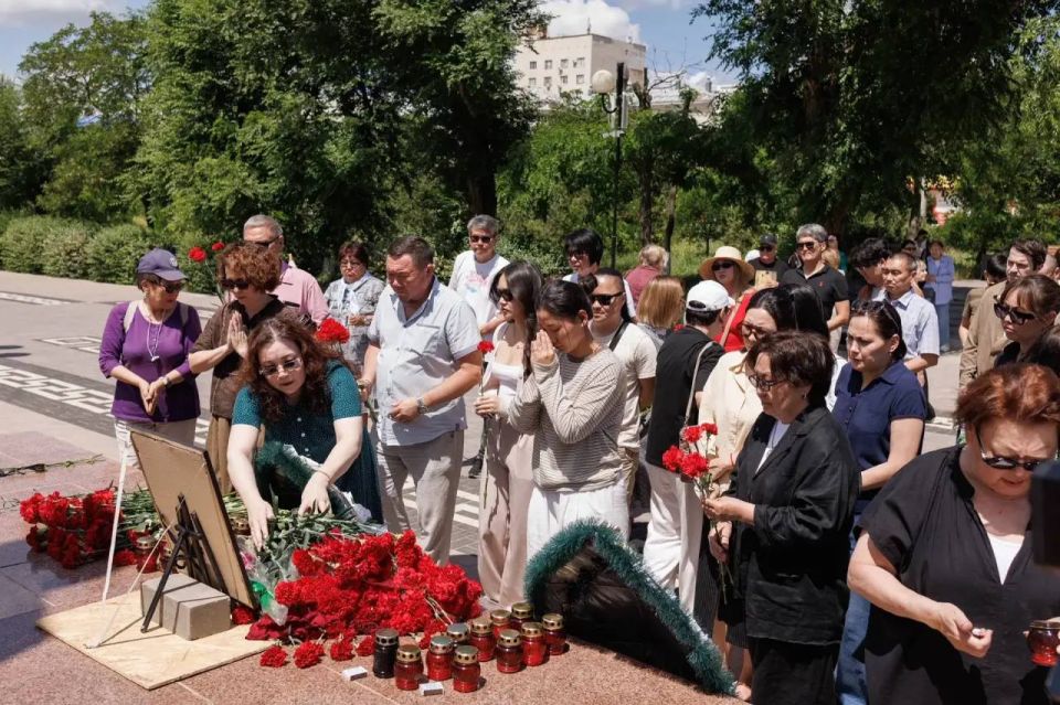 К стихийному мемориалу памяти Героя России Нарана Очир-Горяева продолжают приходить жители республики и представители общественности К стихийному мемориалу памяти Героя России Нарана Очир-Горяева продолжают приходить жители республики и представители общественности