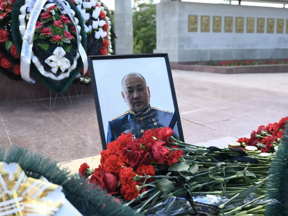 Жители Элисты продолжают нести цветы к стихийному мемориалу, посвященному нашему земляку, Герою России Нарану Алексеевичу Очир-Горяеву