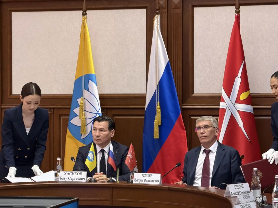 Глава Республики Калмыкия Бату Хасиков и губернатор Тульской области Дмитрий Миляев подписали Соглашение о сотрудничестве в торгово-экономической, научно-технической, культурной и других сферах Глава Республики Калмыкия Бату Хасиков и губернатор Тульской области Дмитрий Миляев подписали Соглашение о сотрудничестве в торгово-экономической, научно-технической, культурной и других сферах