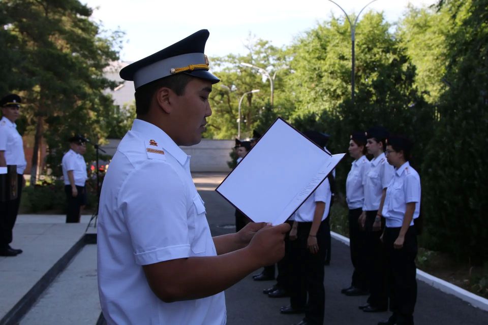Шестнадцать молодых сотрудников органов внутренних дел Калмыкии присягнули на верность Отечеству Шестнадцать молодых сотрудников органов внутренних дел Калмыкии присягнули на верность Отечеству