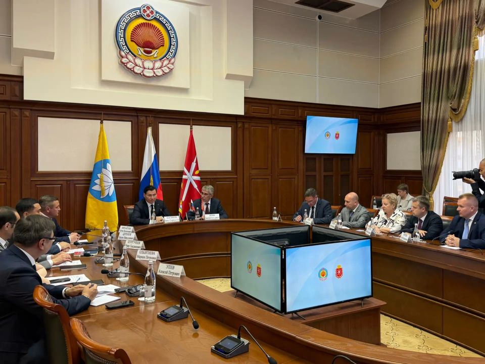 Глава Республики Калмыкия Бату Хасиков и губернатор Тульской области Дмитрий Миляев подписали Соглашение о сотрудничестве в торгово-экономической, научно-технической, культурной и других сферах Глава Республики Калмыкия Бату Хасиков и губернатор Тульской области Дмитрий Миляев подписали Соглашение о сотрудничестве в торгово-экономической, научно-технической, культурной и других сферах