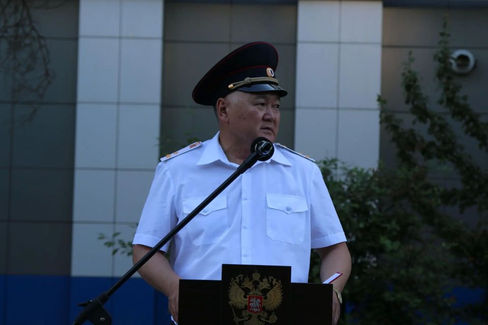 Шестнадцать молодых сотрудников органов внутренних дел Калмыкии присягнули на верность Отечеству Шестнадцать молодых сотрудников органов внутренних дел Калмыкии присягнули на верность Отечеству