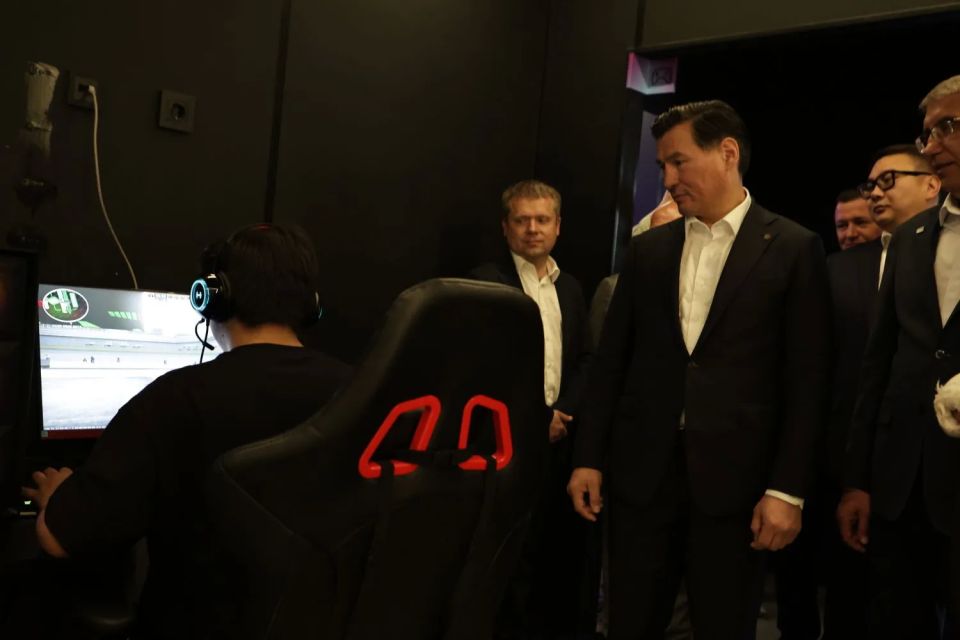 Глава Республики Калмыкия Бату Хасиков и губернатор Тульской области Дмитрий Миляев посетили спортивные объекты Глава Республики Калмыкия Бату Хасиков и губернатор Тульской области Дмитрий Миляев посетили спортивные объекты