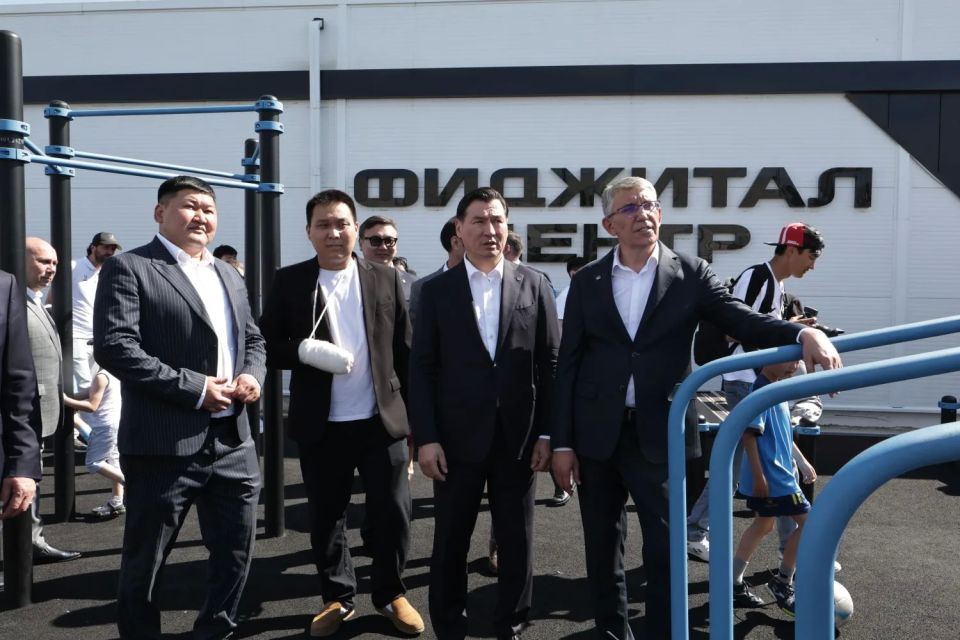 Глава Республики Калмыкия Бату Хасиков и губернатор Тульской области Дмитрий Миляев посетили спортивные объекты Глава Республики Калмыкия Бату Хасиков и губернатор Тульской области Дмитрий Миляев посетили спортивные объекты