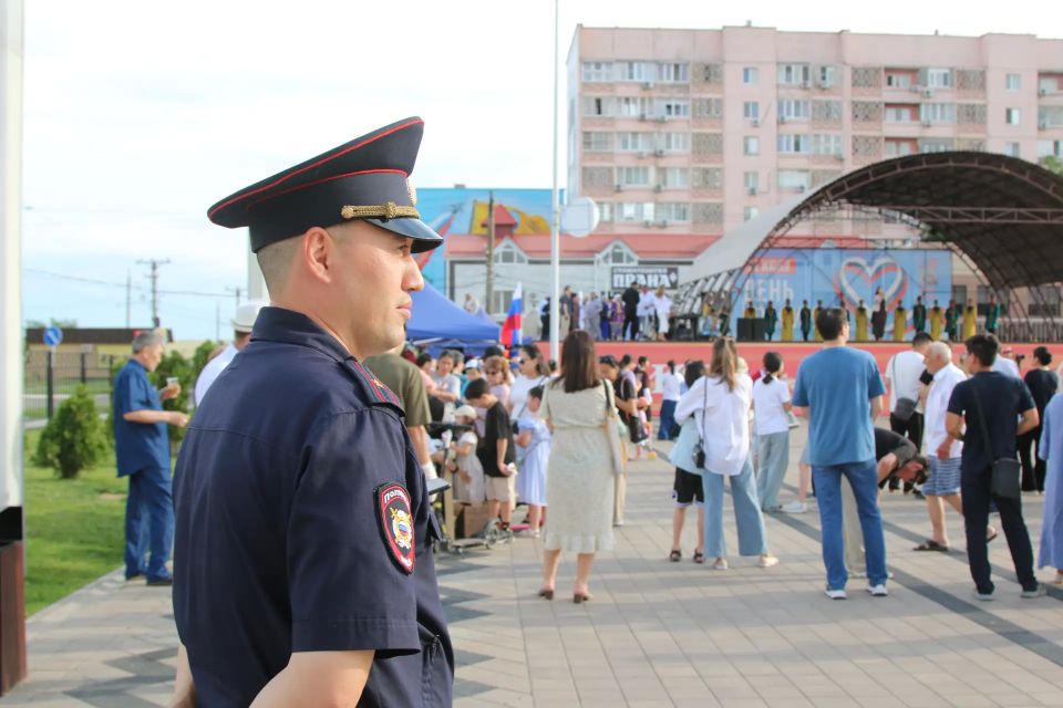 Полицейские Калмыкии обеспечивают охрану общественного порядка на мероприятиях, посвященных празднованию Дня России Полицейские Калмыкии обеспечивают охрану общественного порядка на мероприятиях, посвященных празднованию Дня России