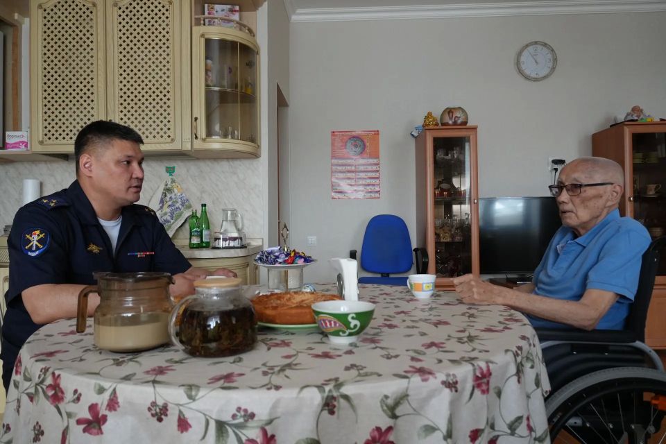 Сегодня заместитель министра – начальник Следственного управления МВД по Республике Калмыкия полковник юстиции Наиль Мустафаев посетил заслуженного ветерана органов внутренних дел Николая Очаева Сегодня заместитель министра – начальник Следственного управления МВД по Республике Калмыкия полковник юстиции Наиль Мустафаев посетил заслуженного ветерана органов внутренних дел Николая Очаева